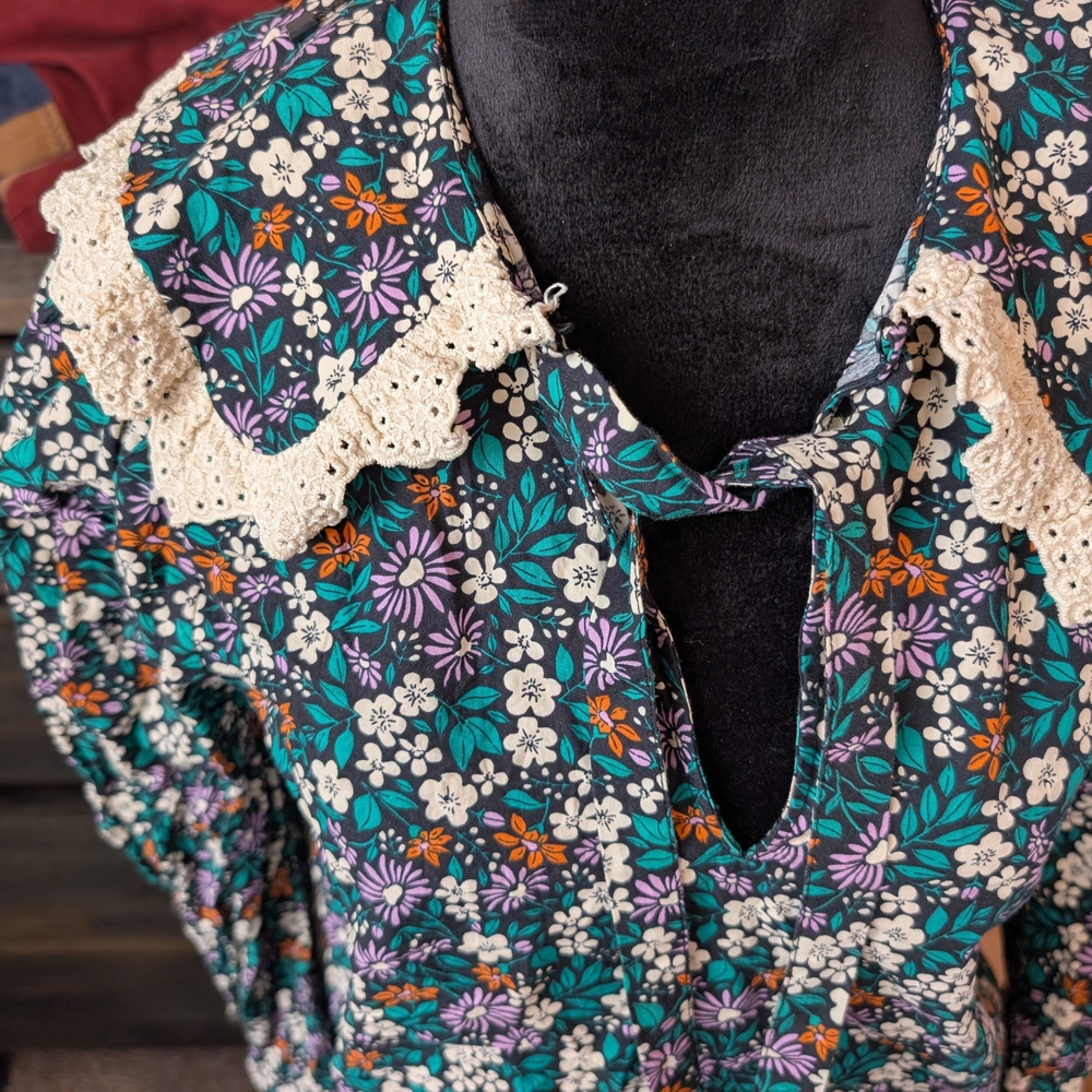 Floral Women's Top with Lace Collar - Picture 4 of 4